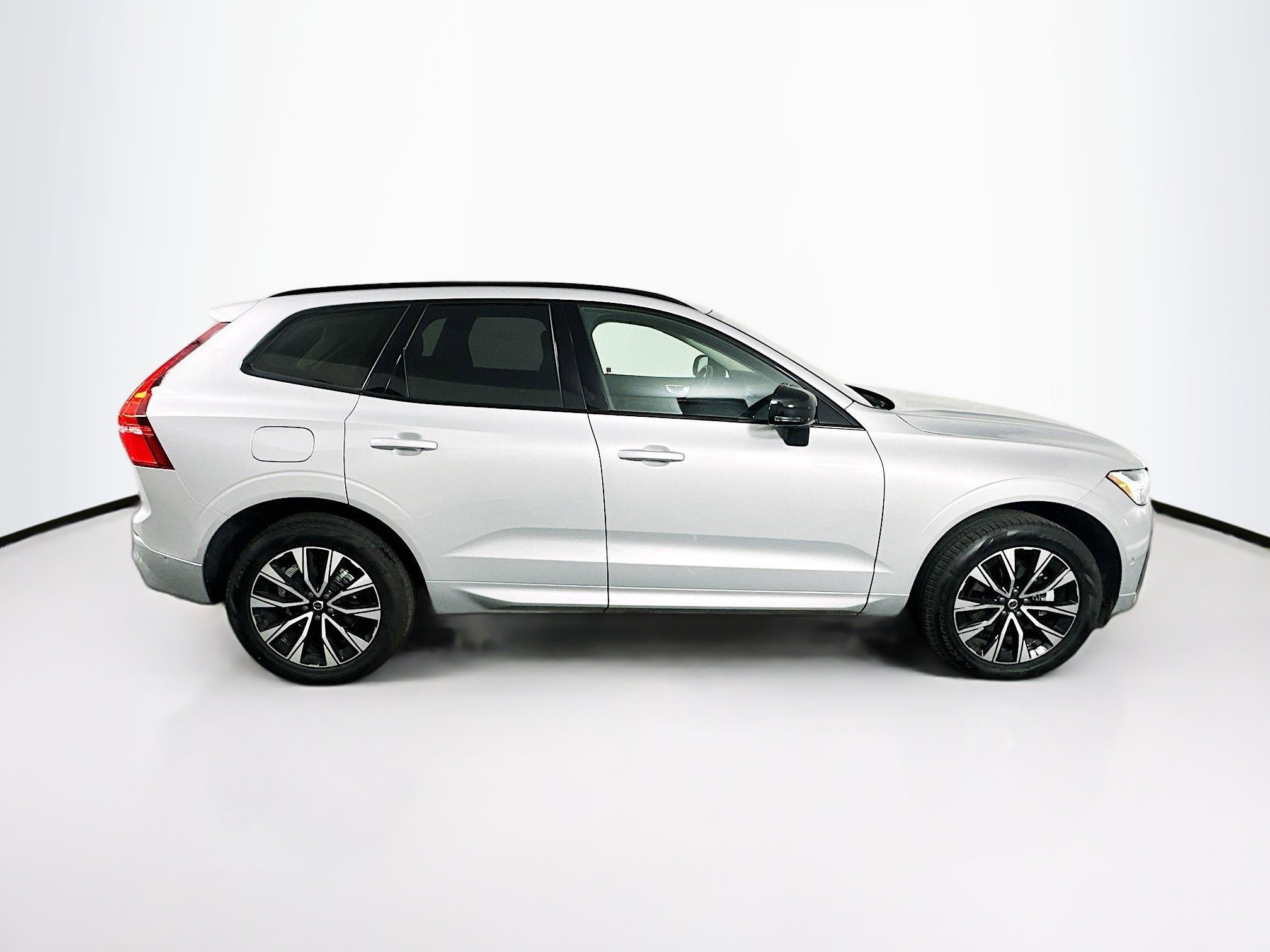 Used 2025 Volvo XC60 B5 Plus image 10