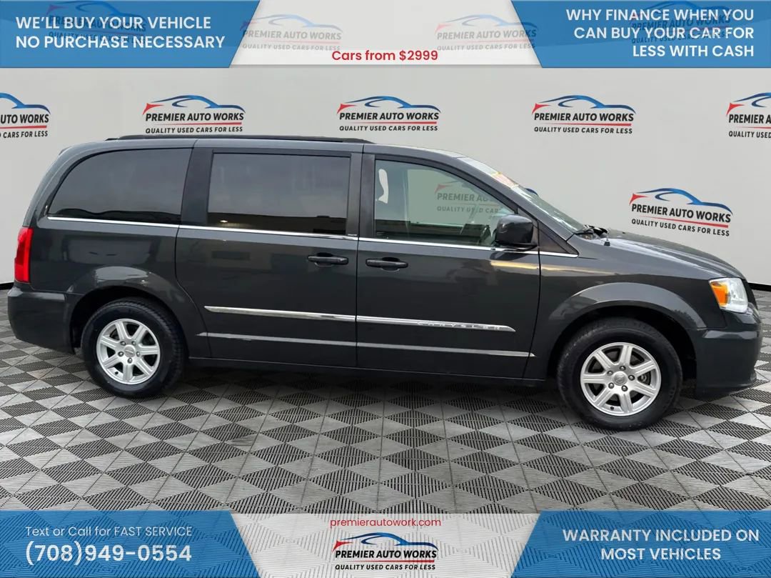 Used 2012 Chrysler Town & Country Touring image 8