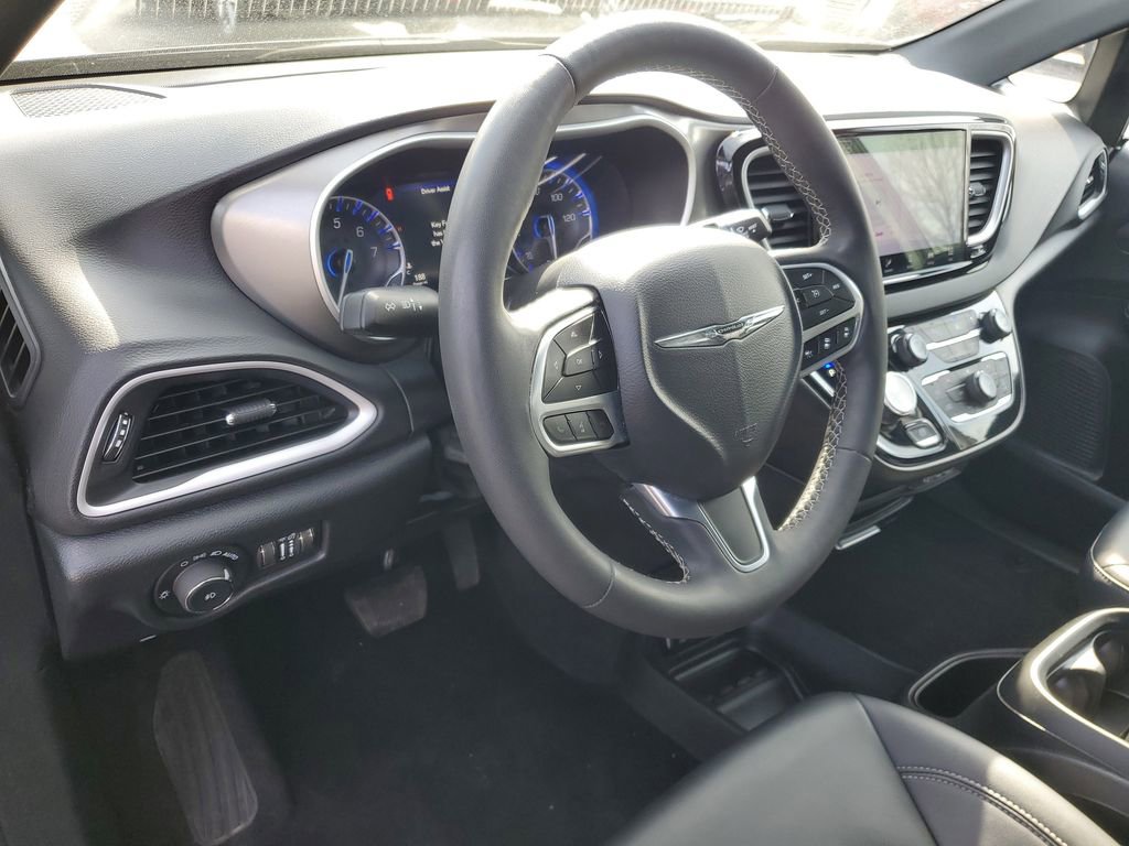 Used 2025 Chrysler Pacifica Select image 11