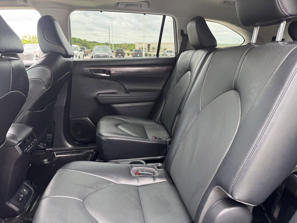 Used 2023 Toyota Highlander Limited image 29