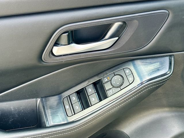 Used 2024 Nissan Rogue SV FWD image 17