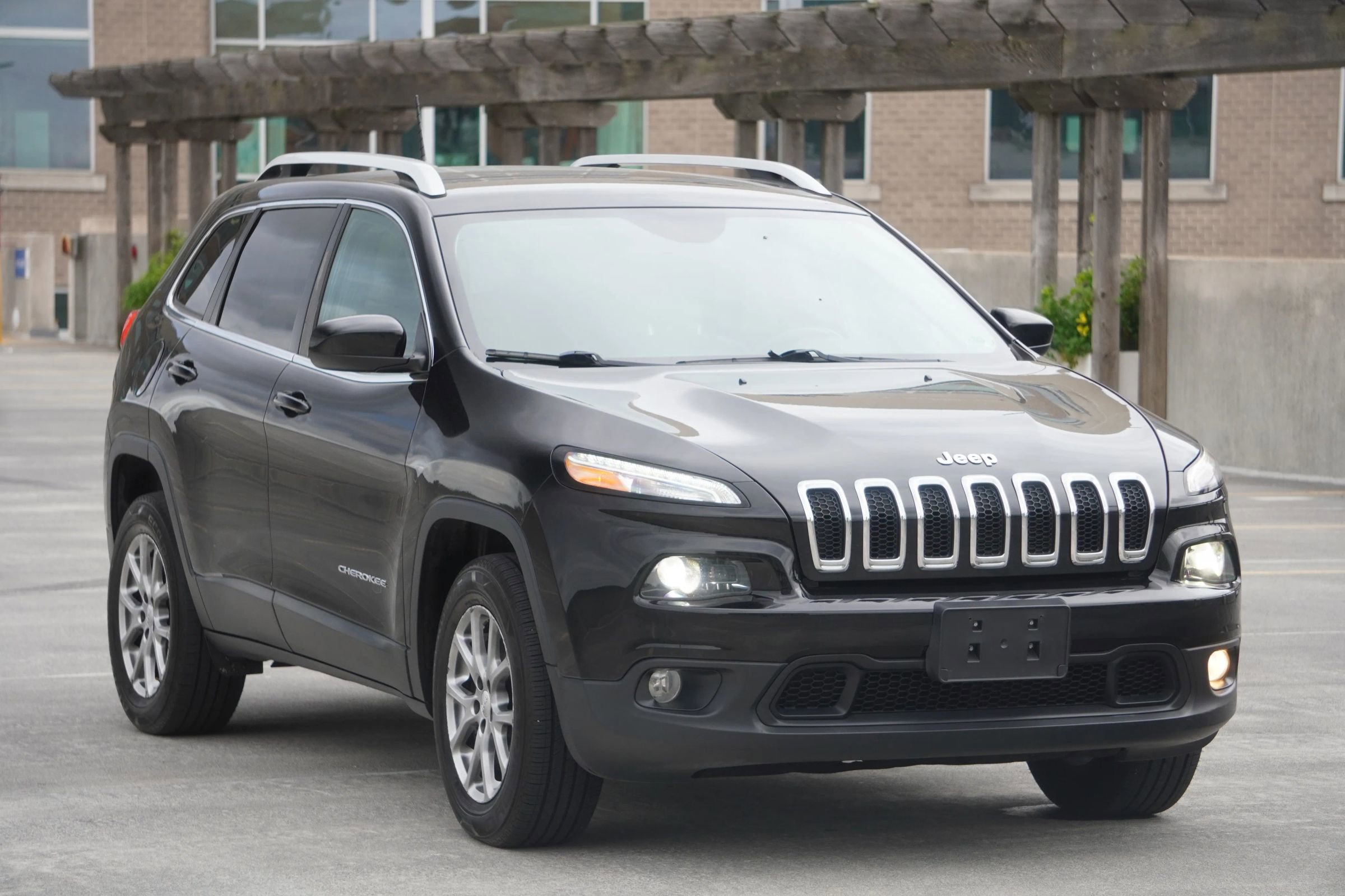 Used 2018 Jeep Cherokee Latitude Plus w/ Cold Weather Group image 14