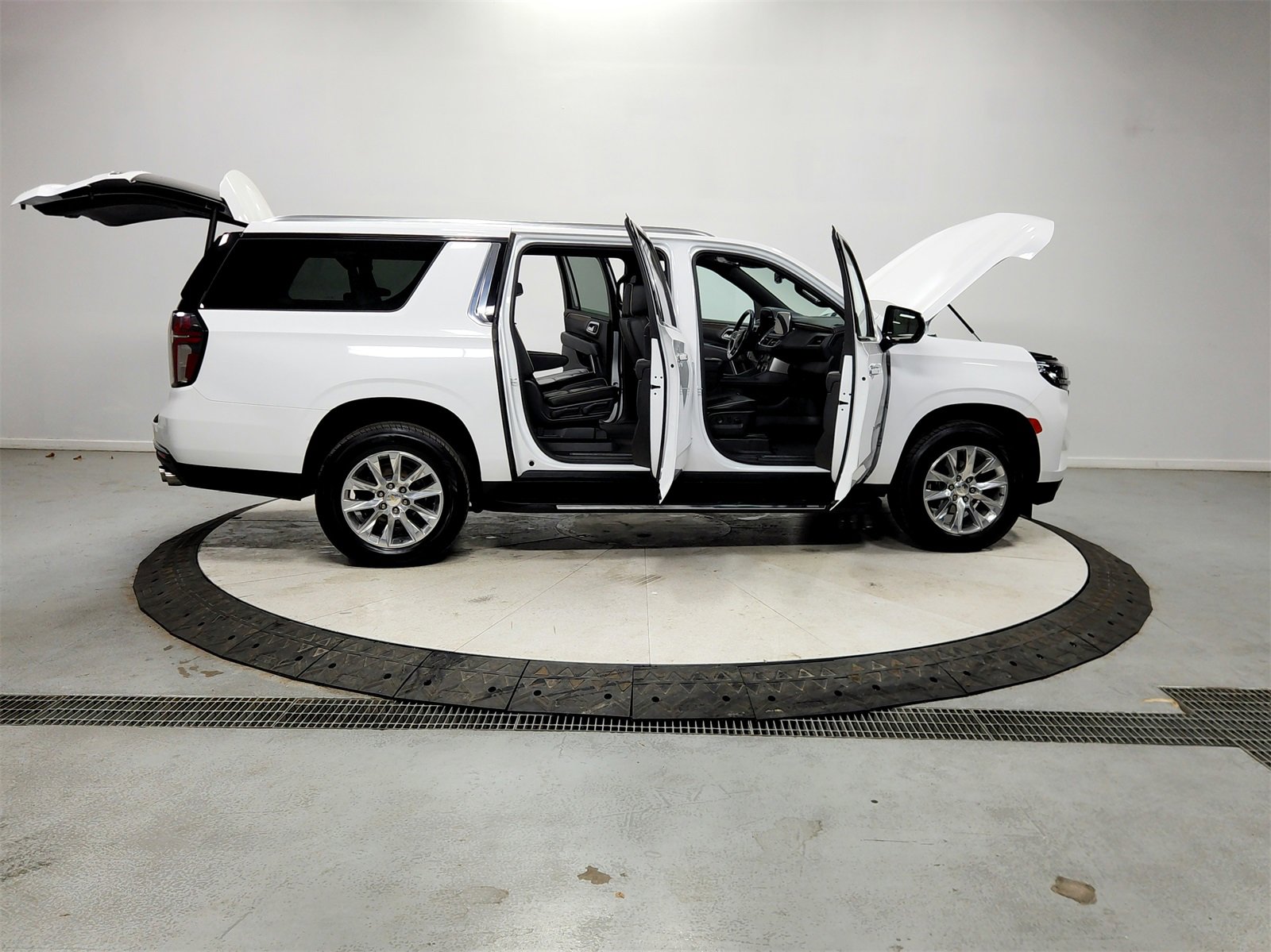 Used 2023 Chevrolet Suburban Premier image 16
