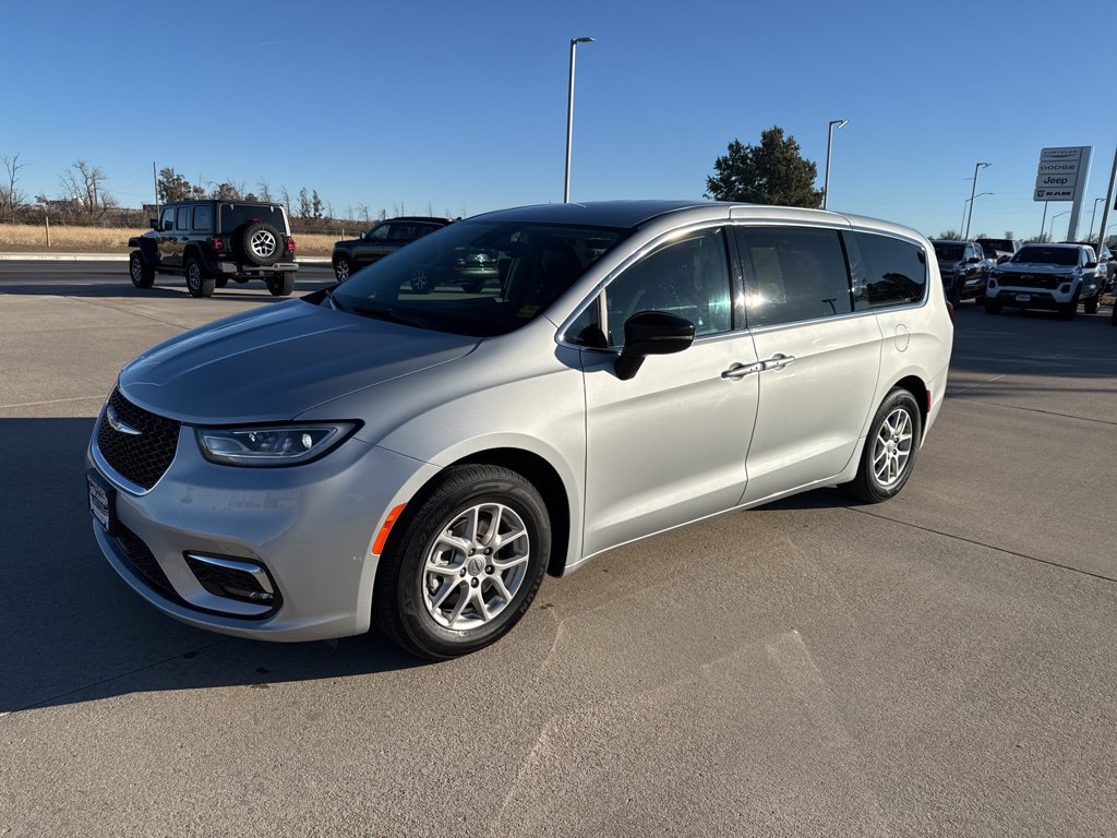 Used 2024 Chrysler Pacifica Touring-L FWD image 1