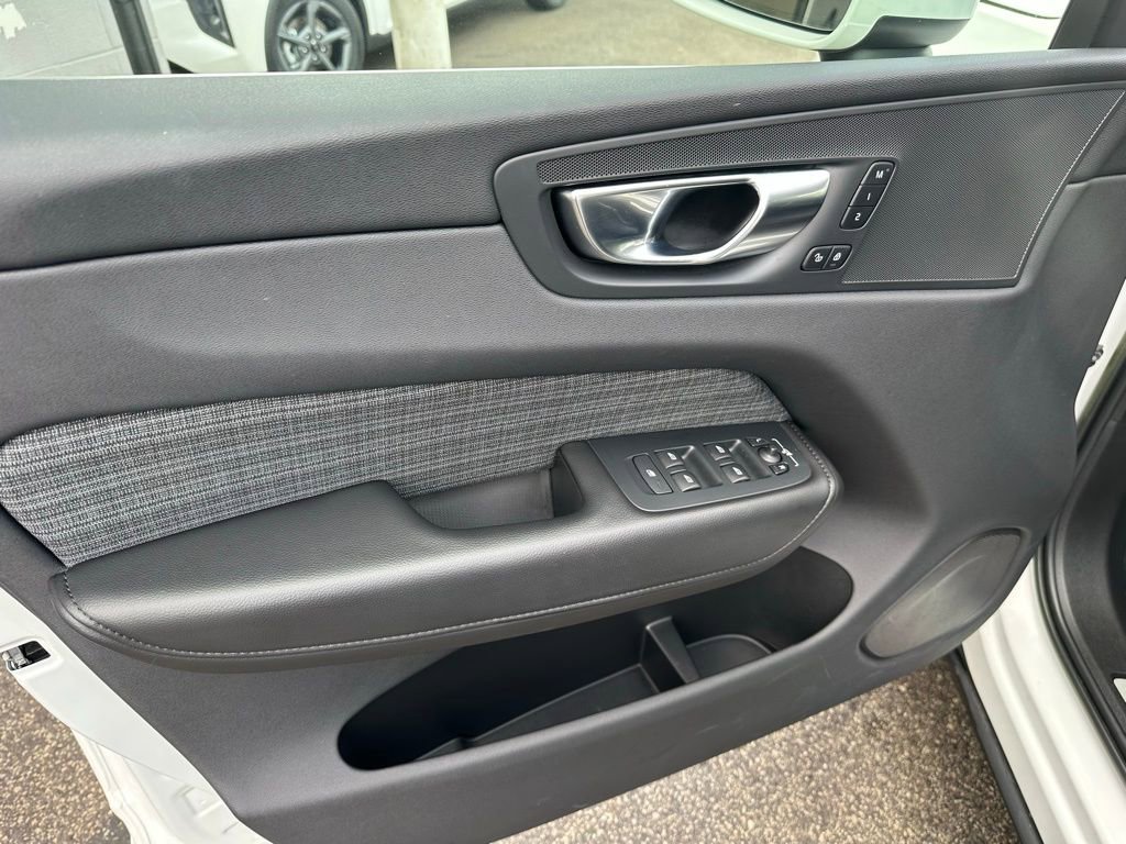 Used 2022 Volvo XC60 B5 Momentum image 10