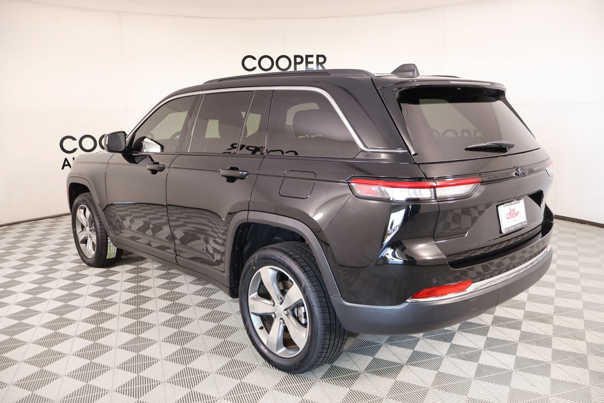 Used 2025 Jeep Grand Cherokee Laredo AWD/4WD image 21
