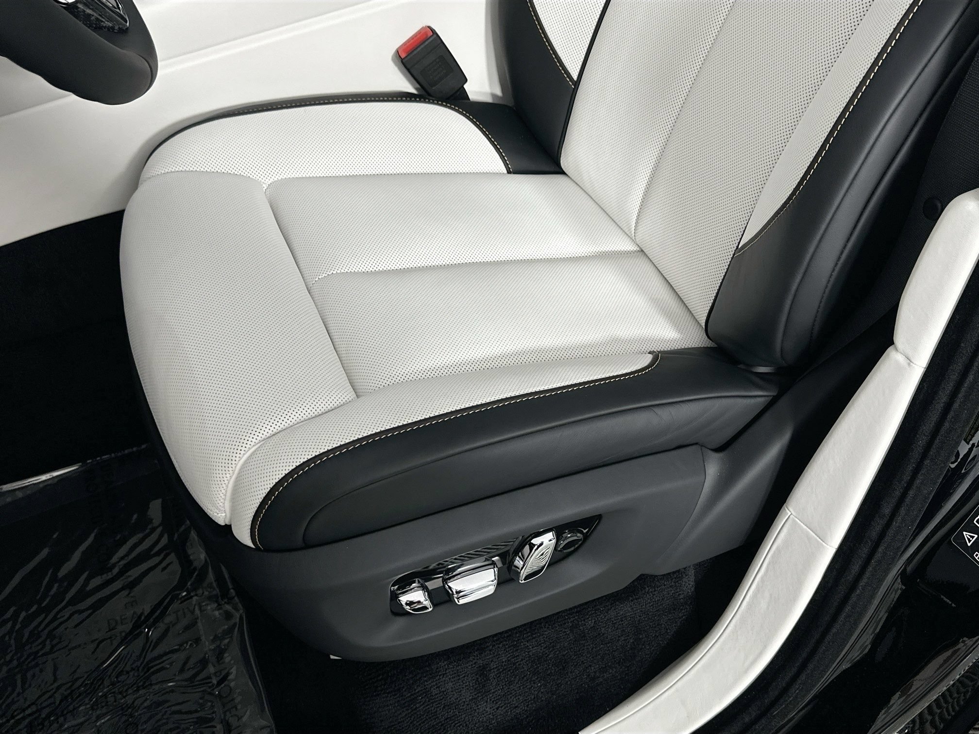 New 2026 Rolls-Royce Cullinan Black Badge AWD/4WD image 18