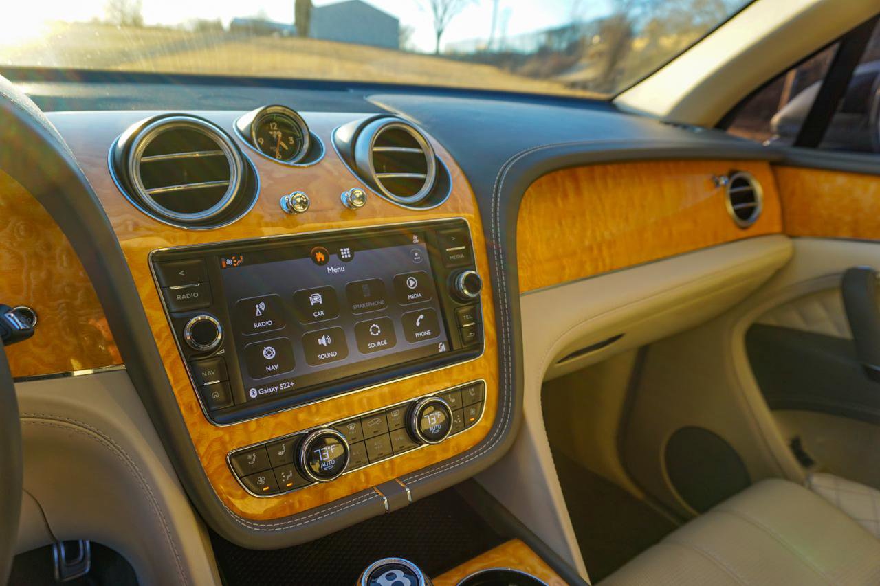 Used 2017 Bentley Bentayga image 21