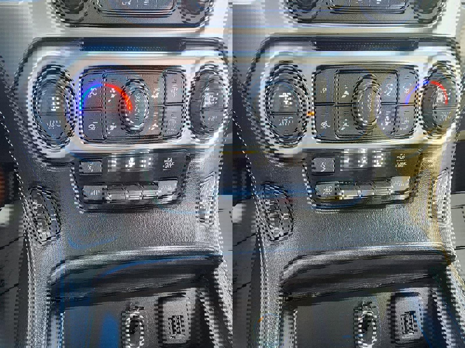 Used 2015 Chevrolet Suburban LTZ image 28