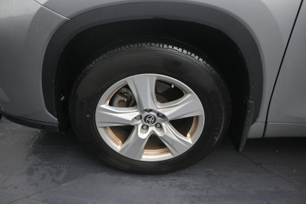 Used 2024 Toyota Highlander LE FWD image 9