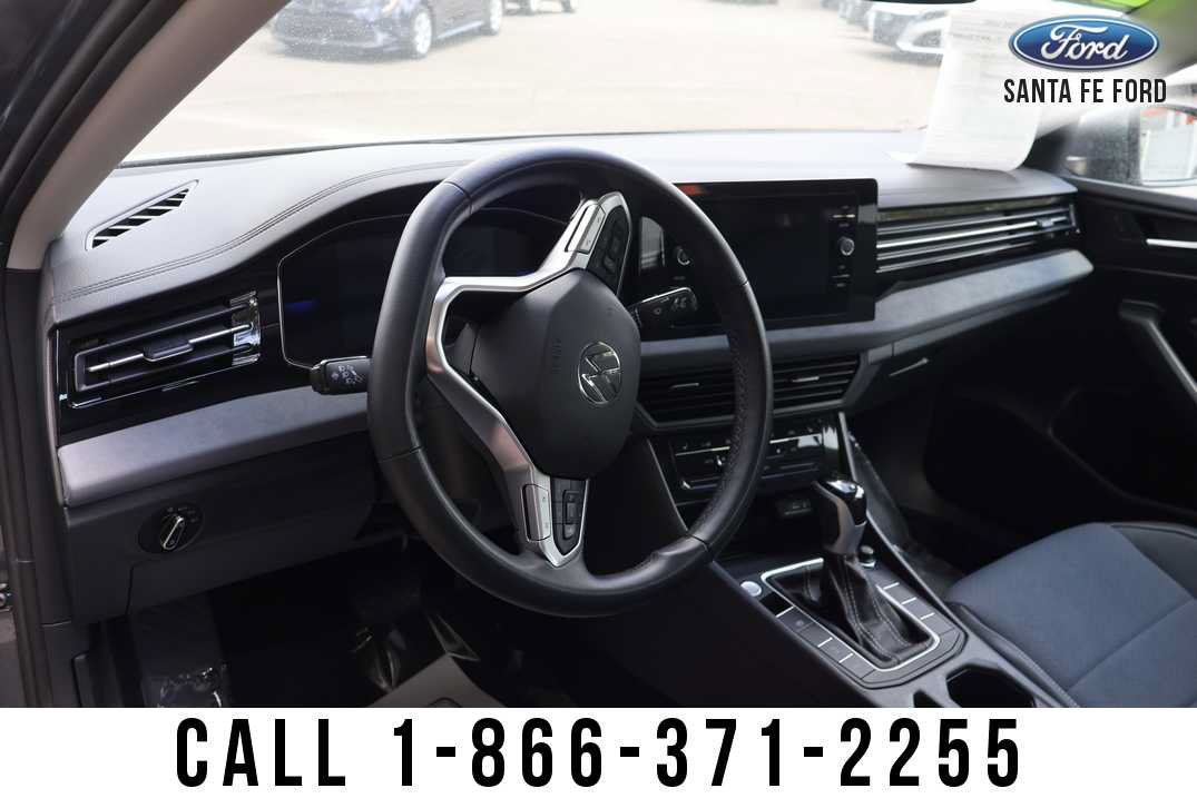 Used 2025 Volkswagen Jetta SE FWD image 8