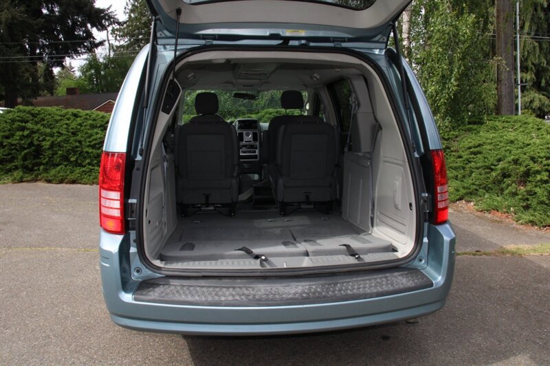 Used 2010 Chrysler Town & Country Touring FWD image 17