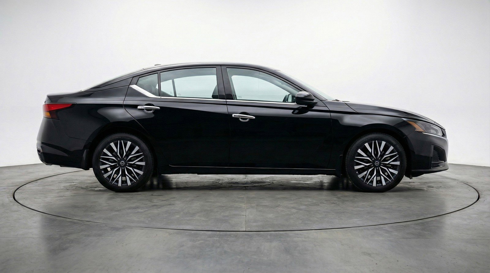 Used 2025 Nissan Altima 2.5 SV FWD image 11