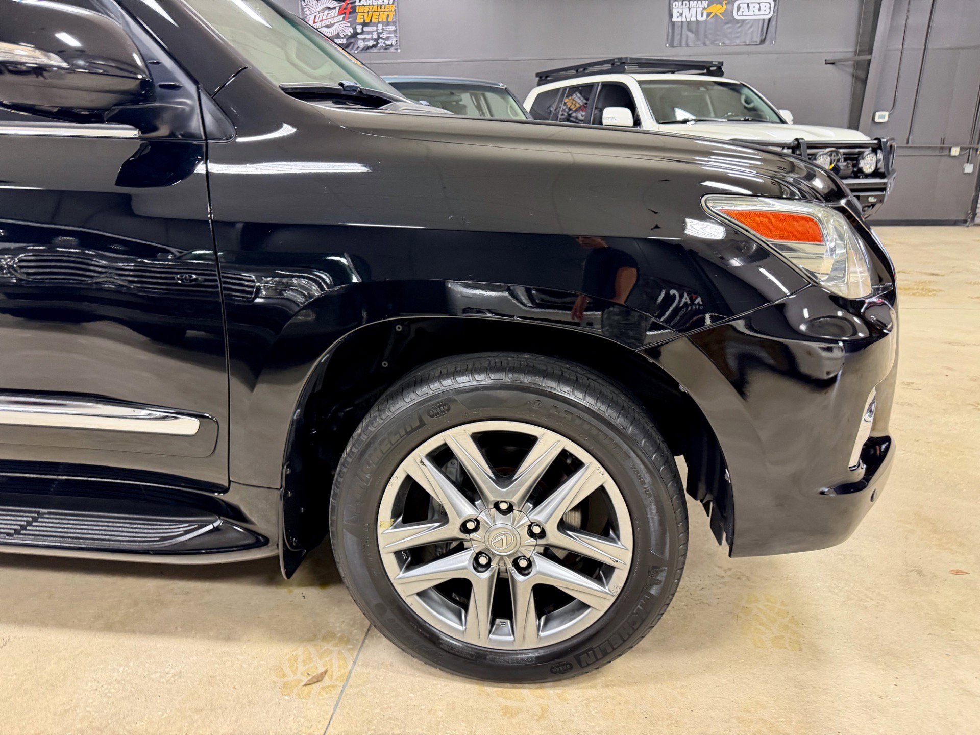 Used 2013 Lexus LX 570 4WD w/ Luxury Pkg w/Pre-crash image 16