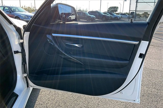 Used 2018 BMW 330e w/ Convenience Package image 19