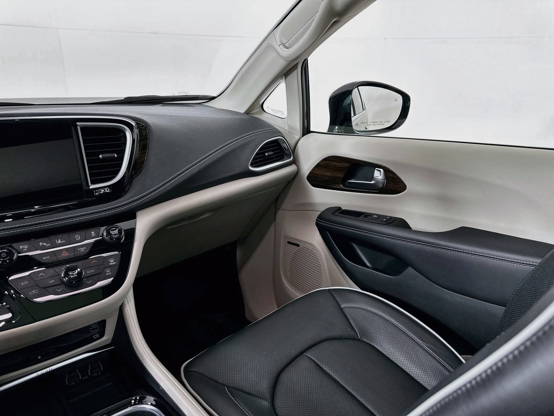 Used 2023 Chrysler Pacifica Limited w/ Uconnect Theater Family Group AWD/4WD image 24