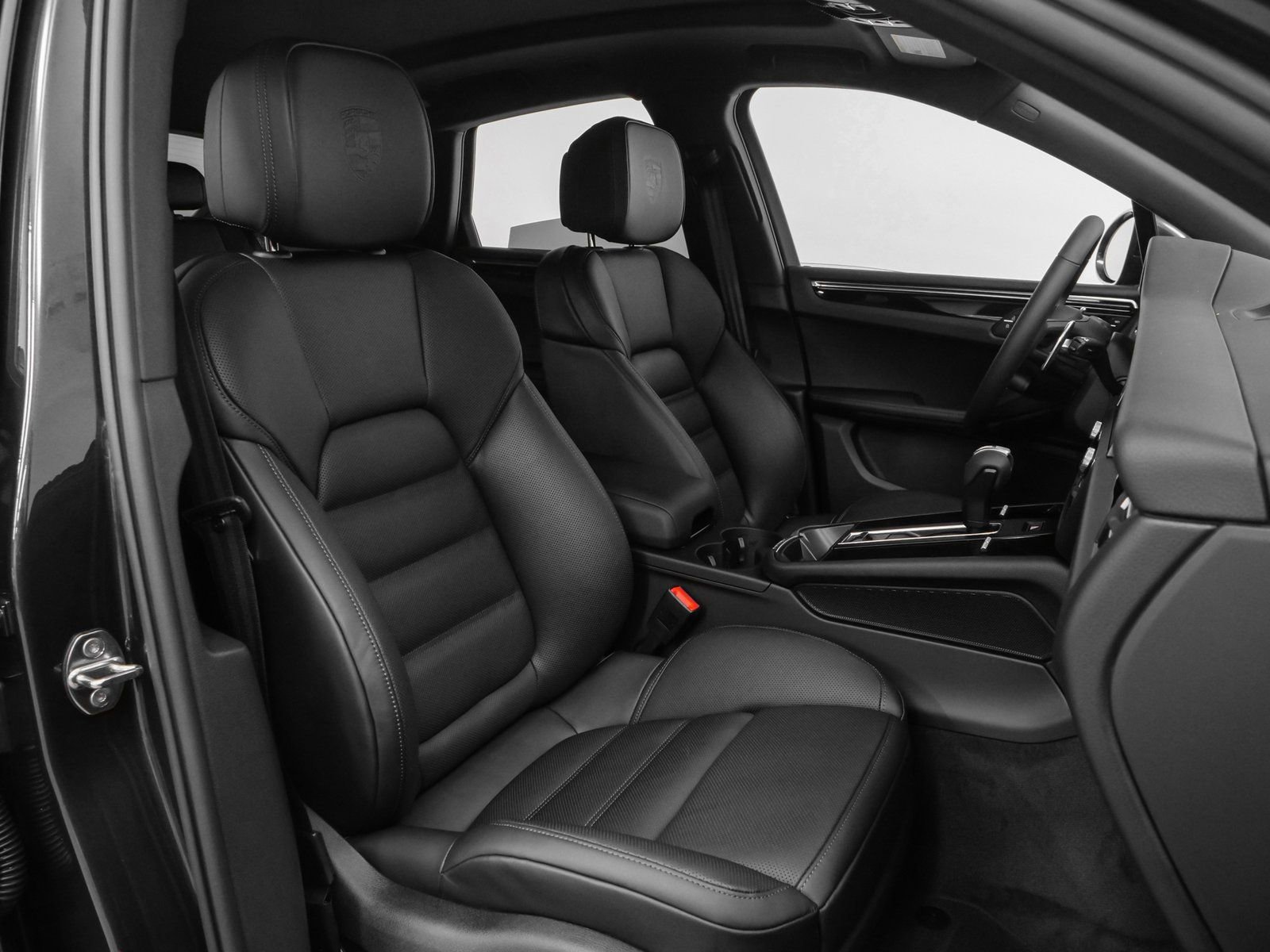 Certified 2025 Porsche Macan AWD/4WD image 18