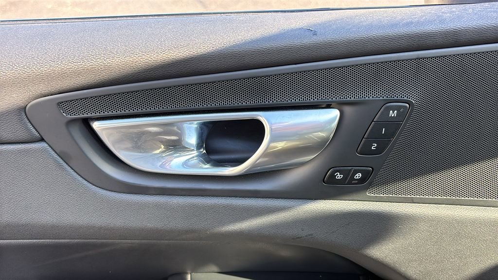 Certified 2025 Volvo XC60 B5 Plus AWD/4WD image 11