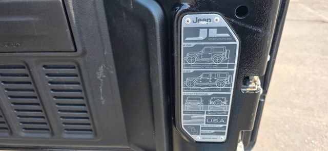 Used 2018 Jeep Wrangler Unlimited Sahara AWD/4WD image 8