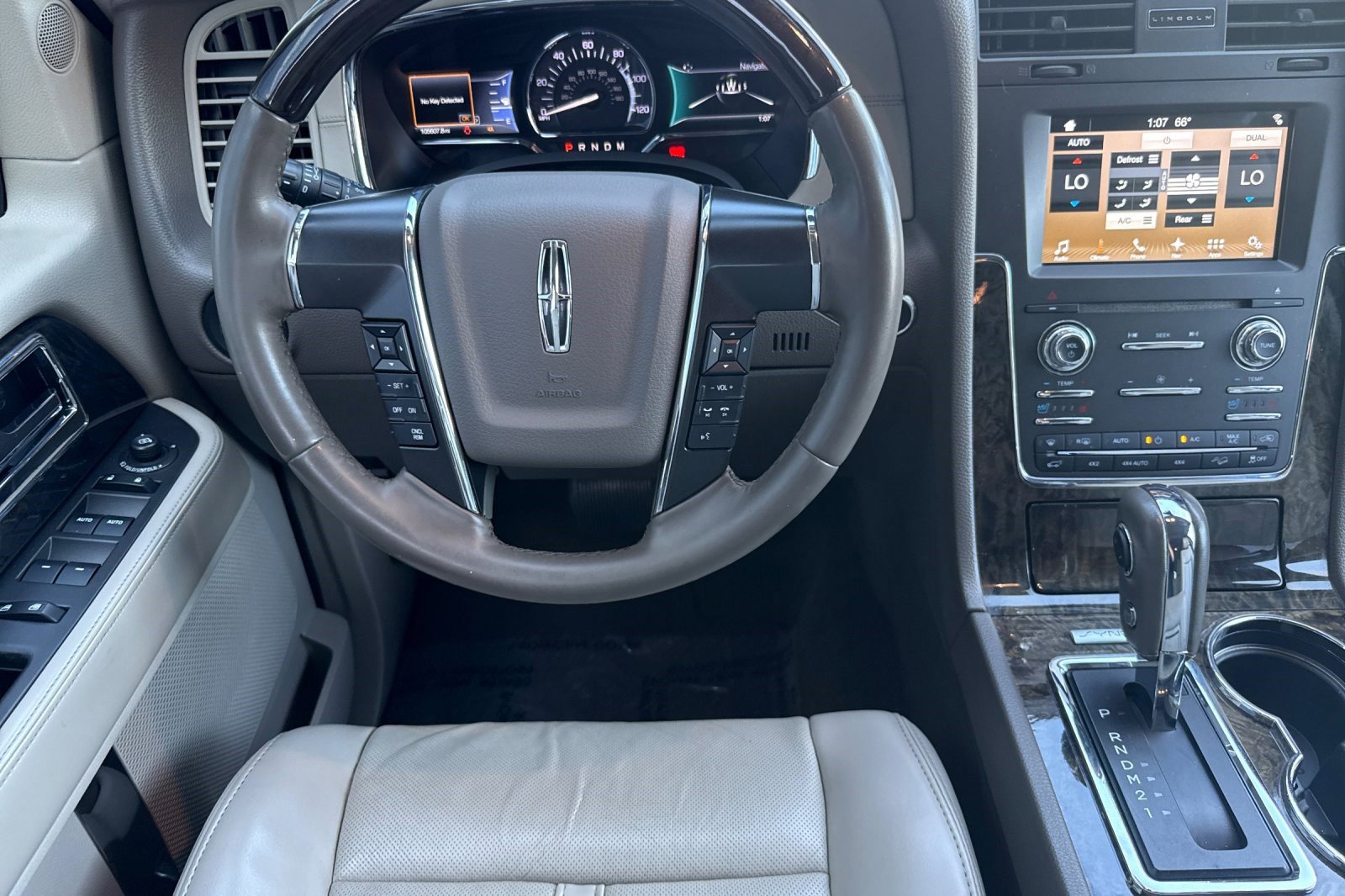 Used 2017 Lincoln Navigator Select image 18