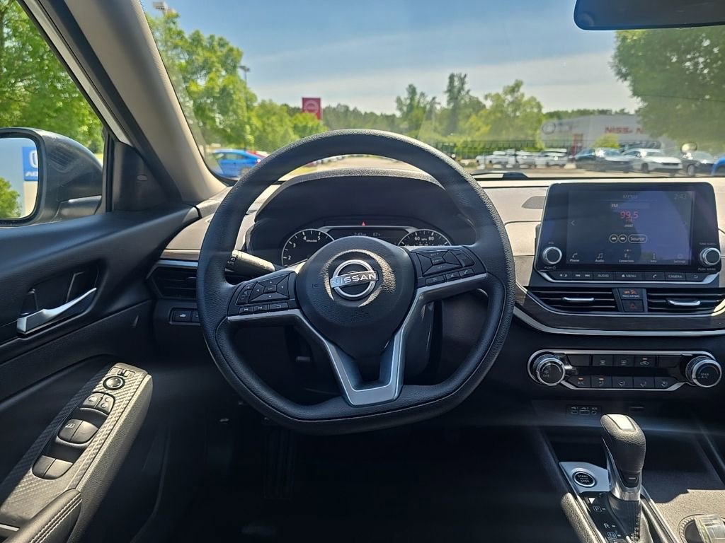 Used 2025 Nissan Altima 2.5 SV FWD image 13