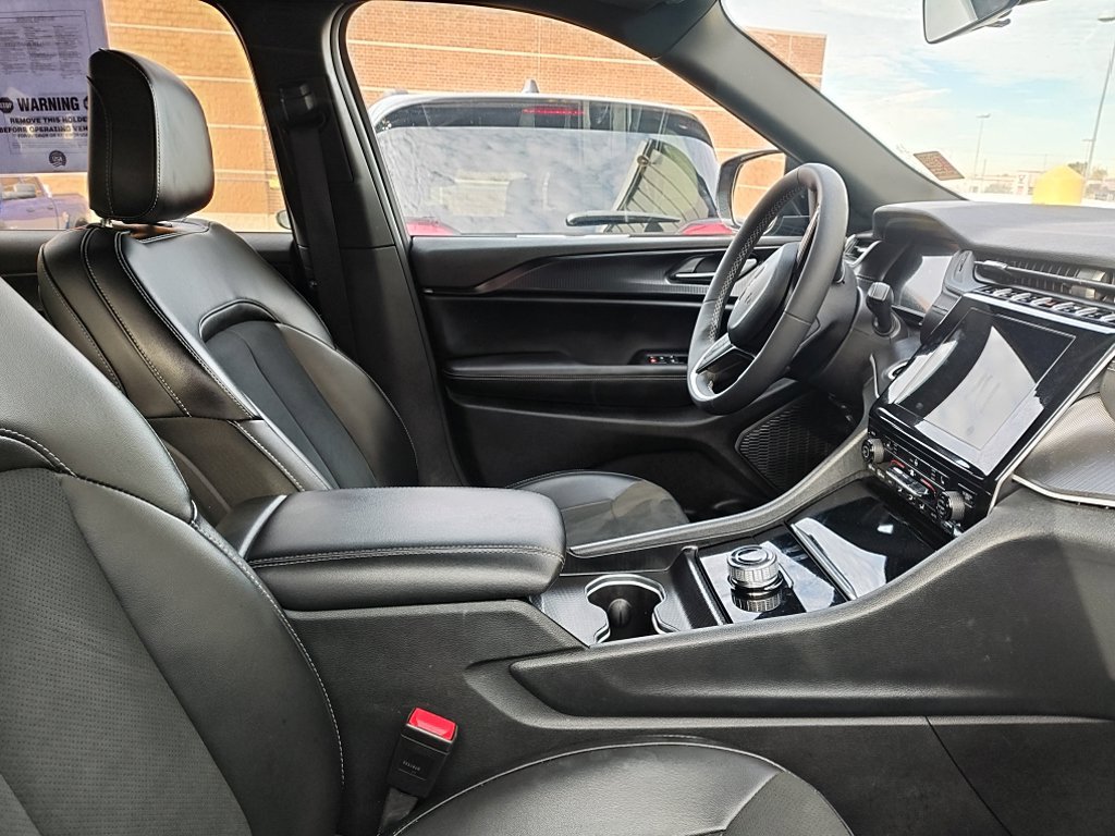Used 2025 Jeep Grand Cherokee L Altitude AWD/4WD image 10