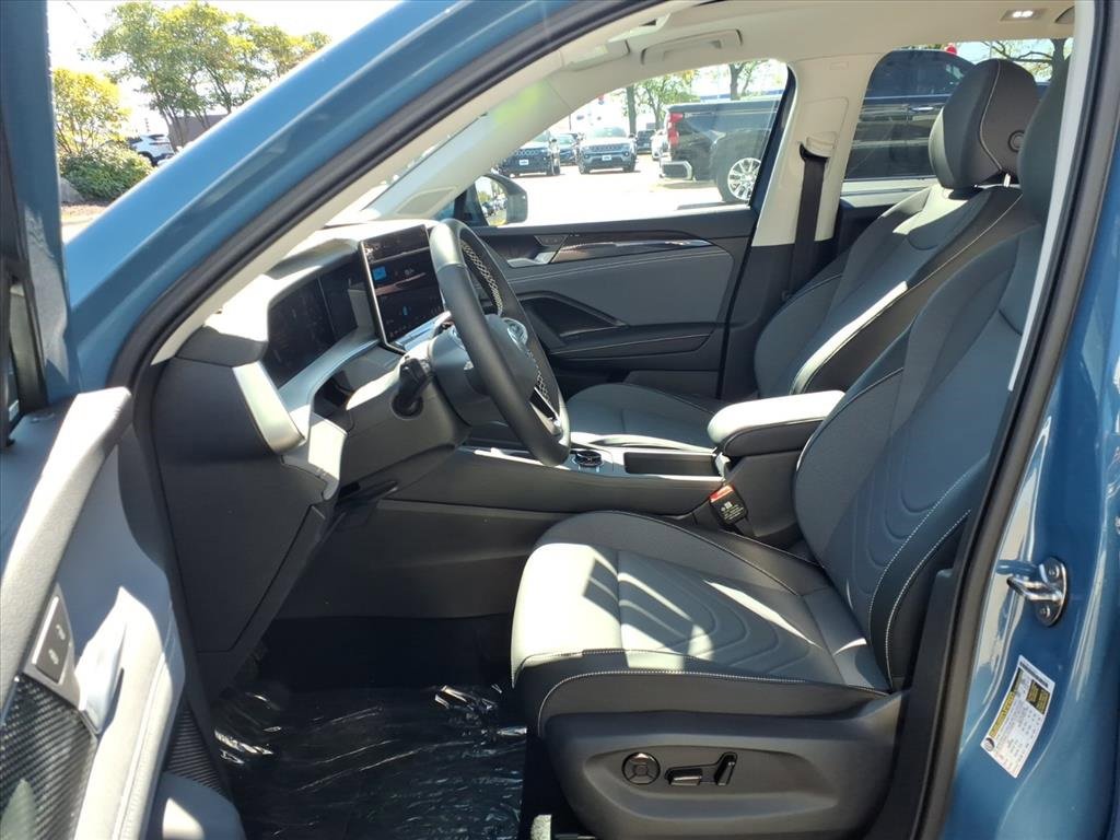 New 2025 Volkswagen Tiguan SE image 17