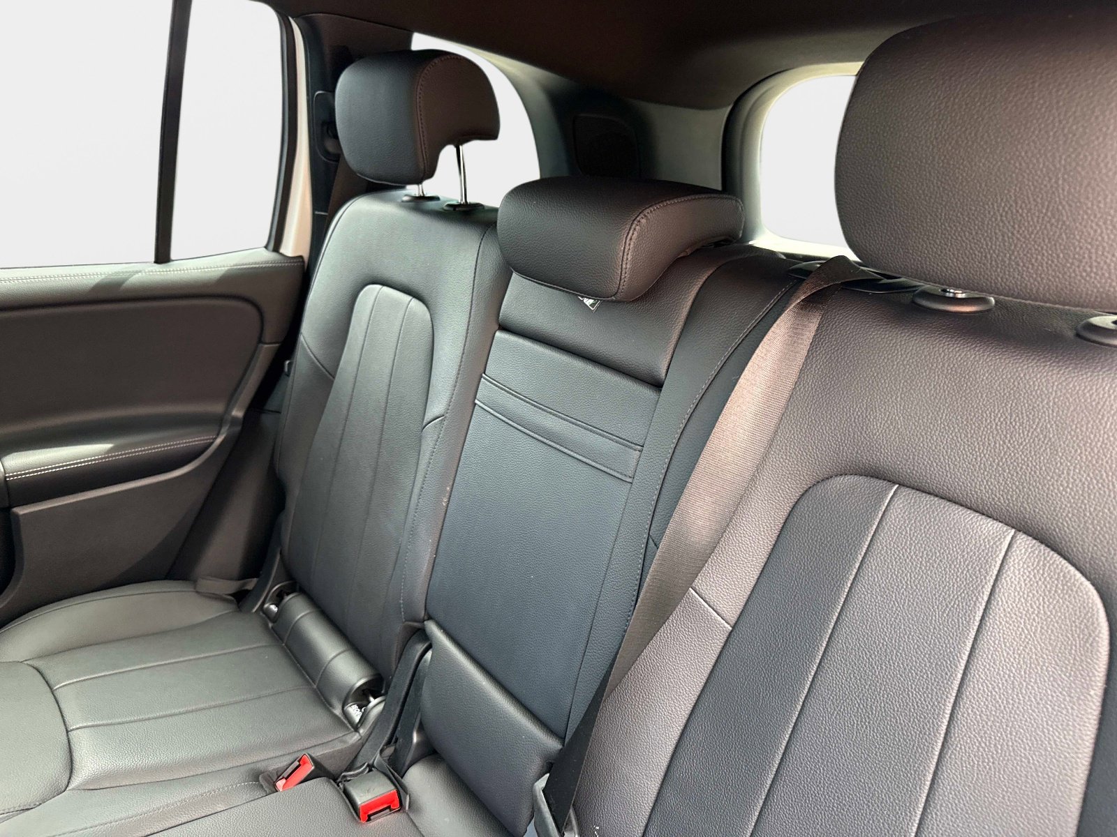 Used 2023 Mercedes-Benz GLB 250 4MATIC w/ Premium Package image 35