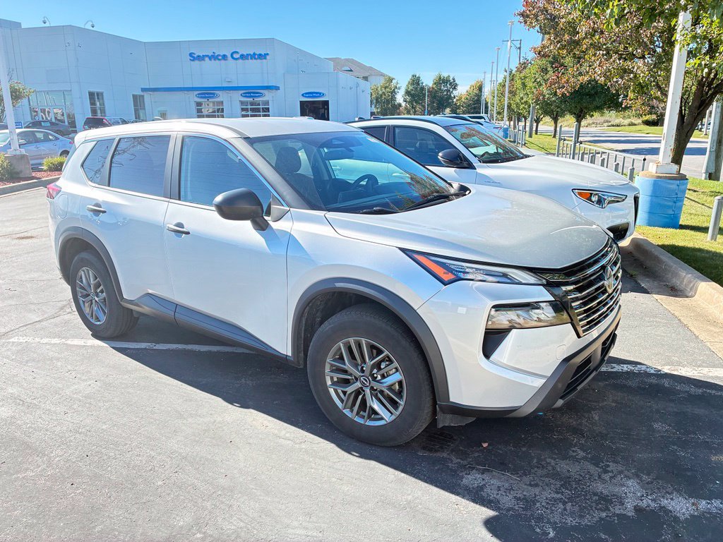 Used 2024 Nissan Rogue S FWD image 3