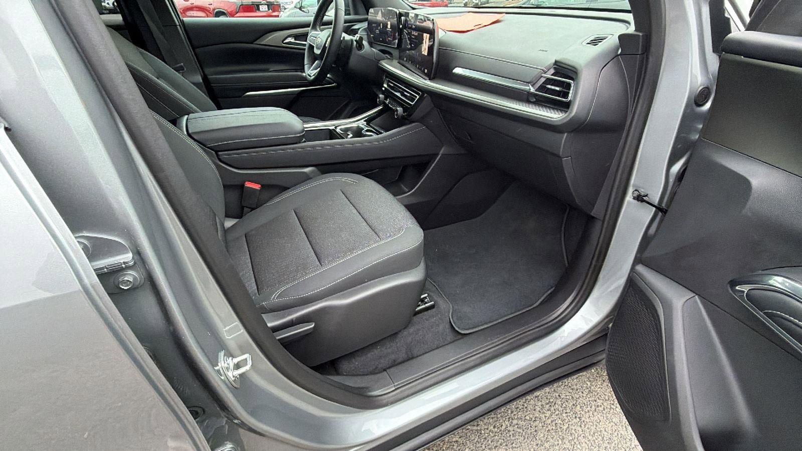 Used 2026 Chevrolet Traverse LT FWD image 16