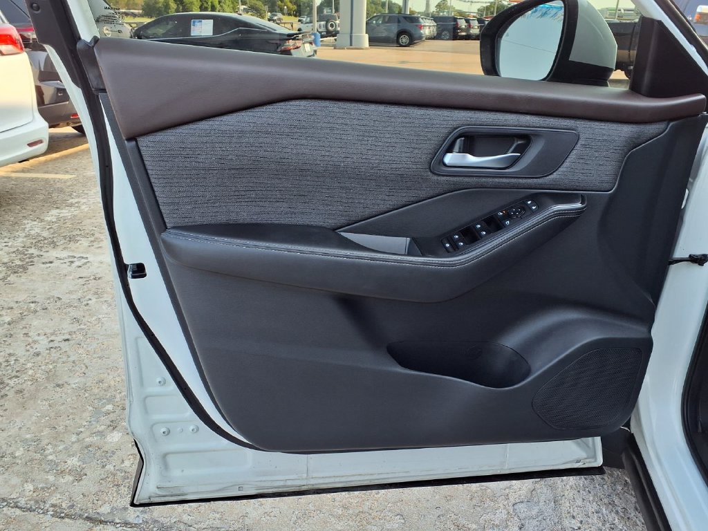 Used 2022 Nissan Rogue SV FWD image 16