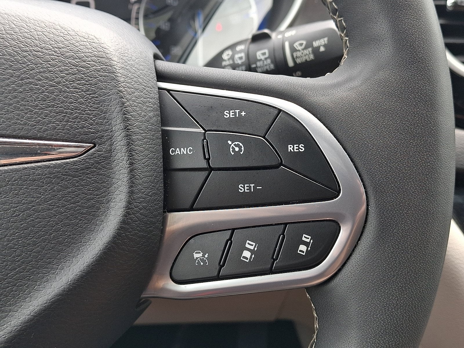 Used 2024 Chrysler Pacifica Touring-L FWD image 19