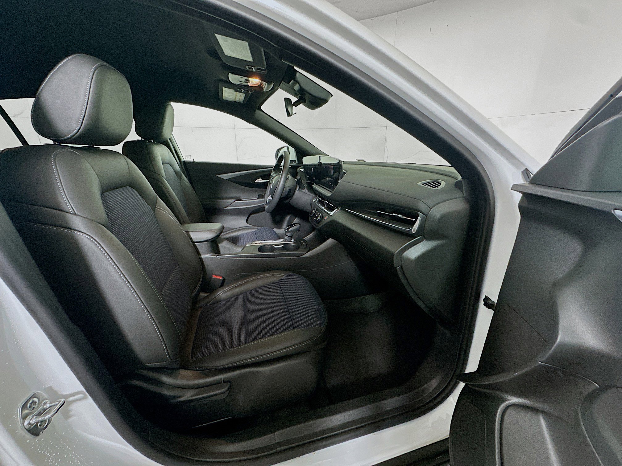 Used 2025 Buick Envista Preferred FWD image 28