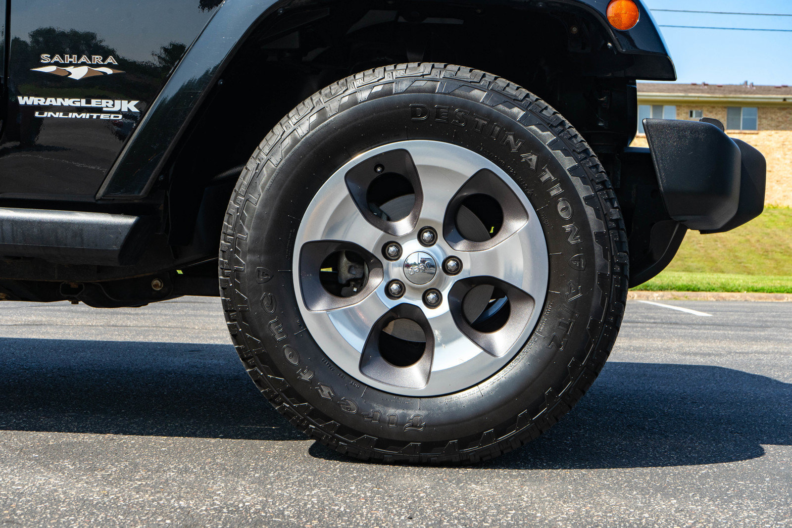 Used 2018 Jeep Wrangler Unlimited Sahara AWD/4WD image 10
