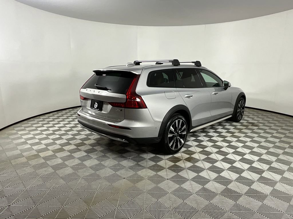 Used 2025 Volvo V60 B5 Cross Country Ultra w/ Protection Package Premier image 4