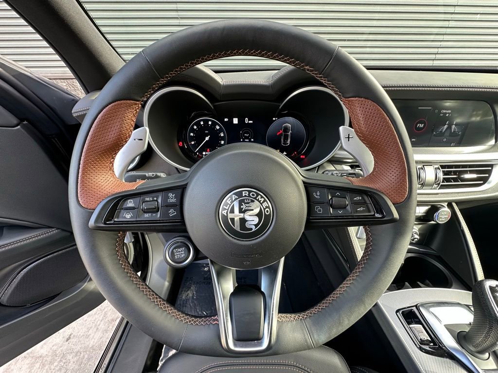 Used 2025 Alfa Romeo Stelvio Sprint AWD/4WD image 17