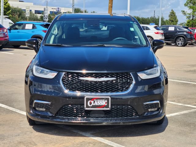 Used 2024 Chrysler Pacifica Touring-L FWD image 2
