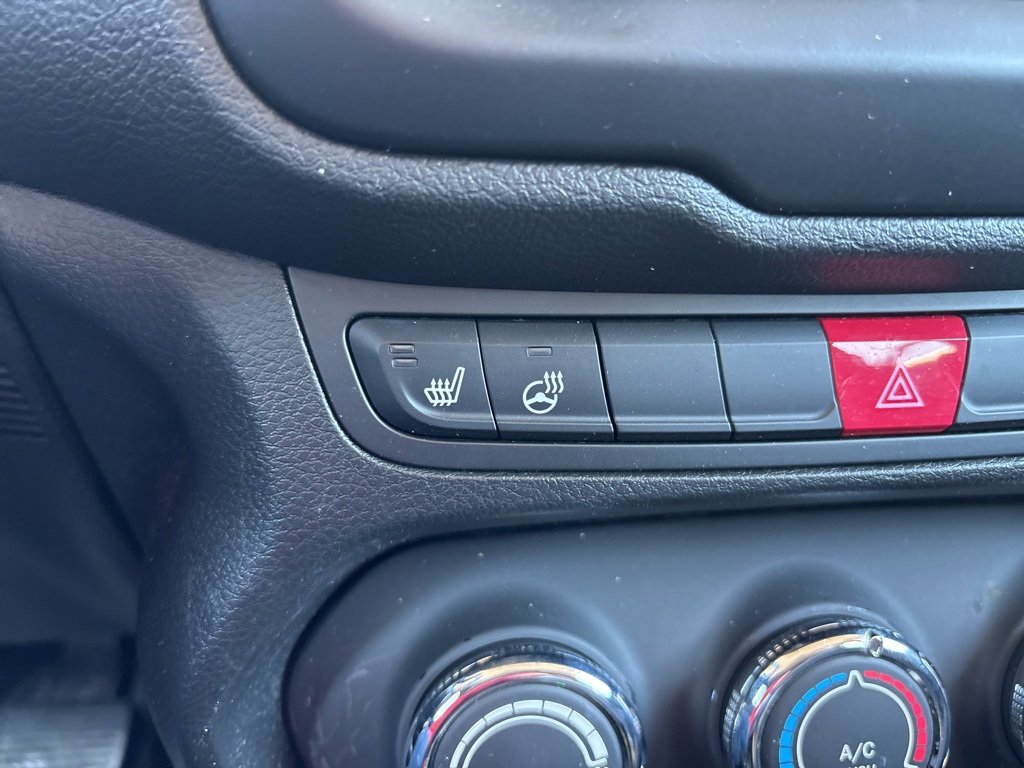 Used 2017 Jeep Renegade Latitude w/ Cold Weather Group image 18