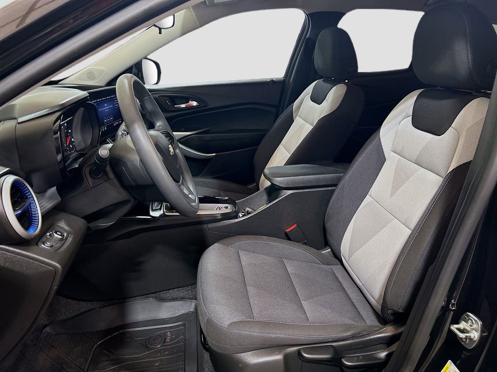Used 2024 Chevrolet Trax LS w/ LS Convenience Package FWD image 17