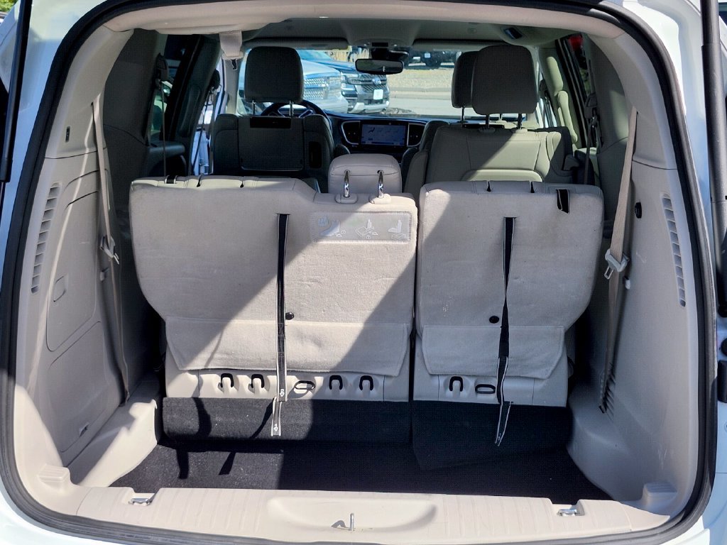 Used 2021 Chrysler Pacifica Touring-L w/ Uconnect Theater Family Group FWD image 33
