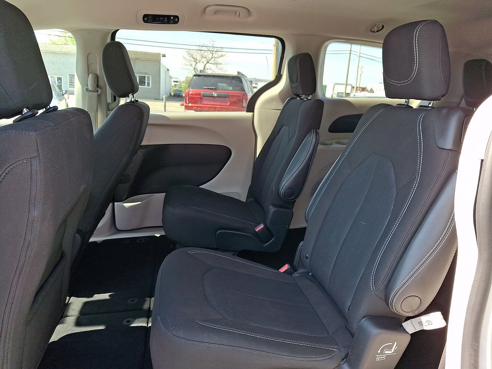 Used 2023 Chrysler Voyager LX FWD image 11