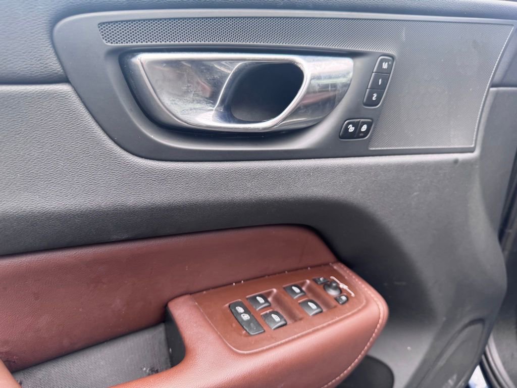 Used 2023 Volvo XC60 B5 Plus AWD/4WD image 9