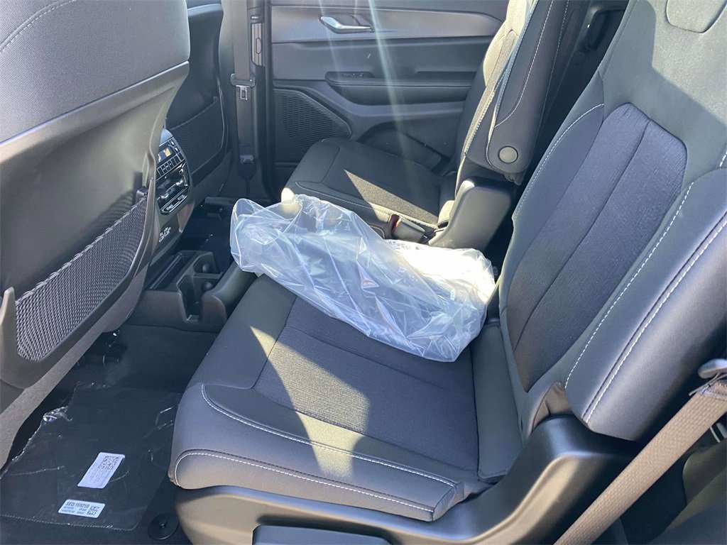 New 2025 Jeep Grand Cherokee L Laredo image 9