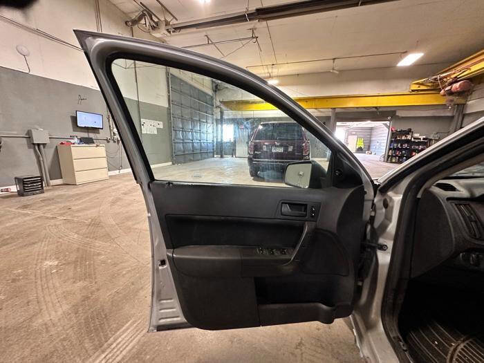 Used 2009 Ford Focus SE FWD image 21