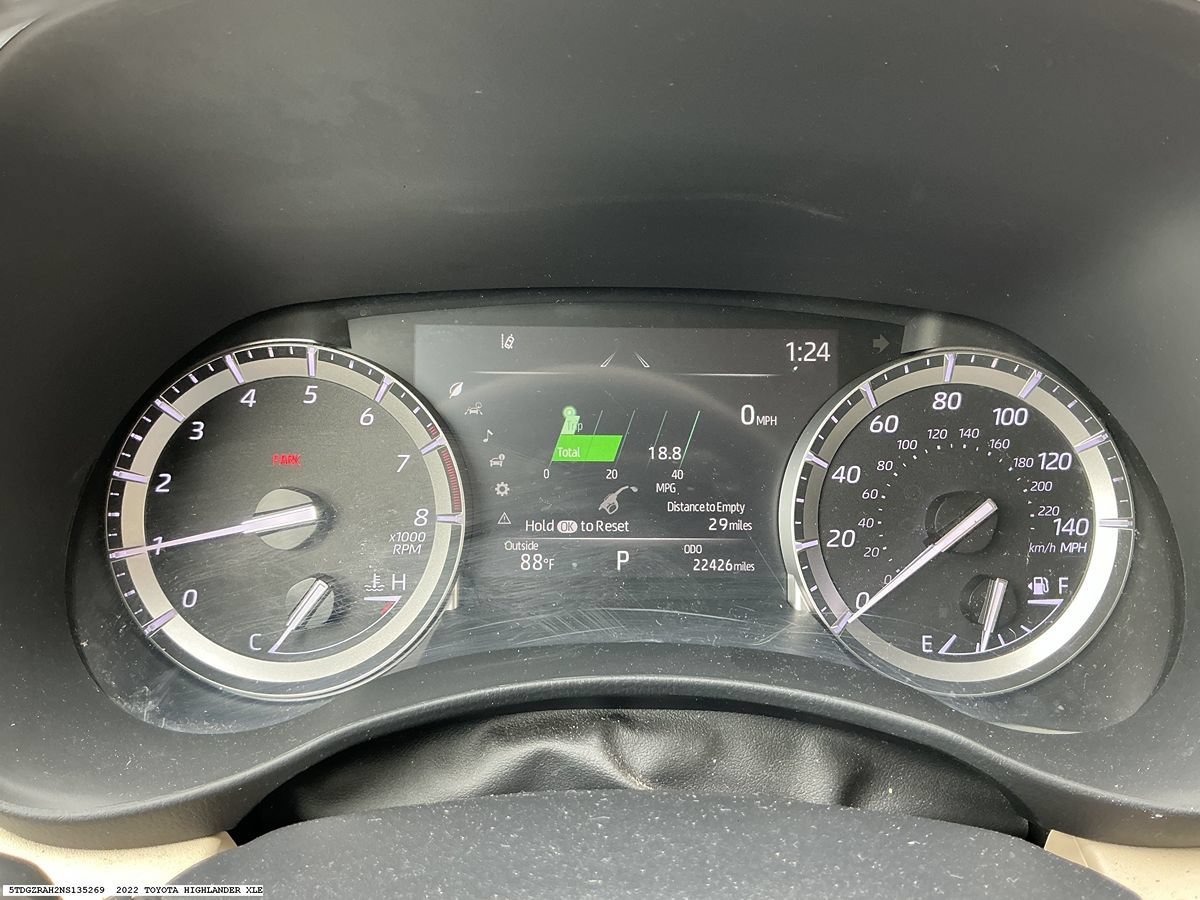 Used 2022 Toyota Highlander XLE FWD image 12
