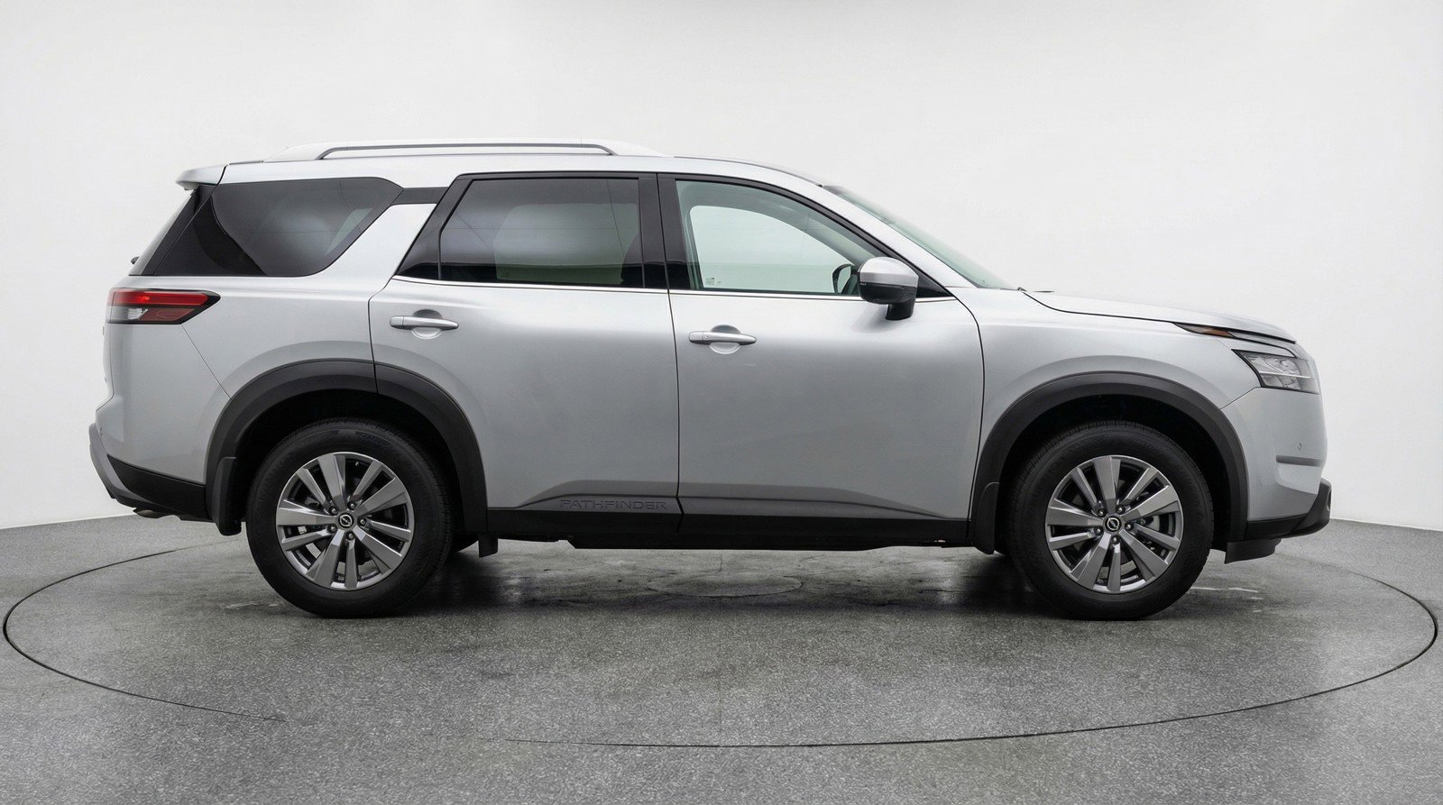 Used 2025 Nissan Pathfinder SV image 11