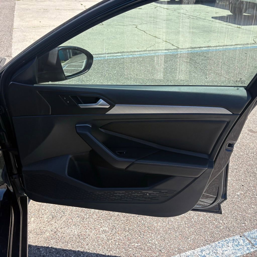 Used 2023 Volkswagen Jetta SE image 17