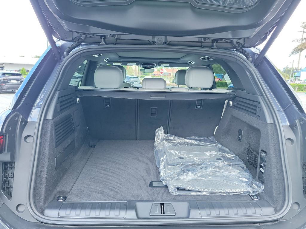 Used 2025 Land Rover Range Rover Sport SE AWD/4WD image 11