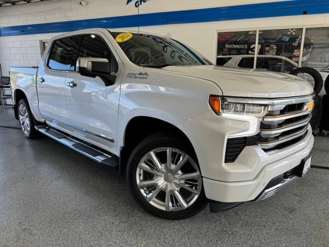 Used 2022 Chevrolet Silverado 1500 High Country w/ High Country Premium Package AWD/4WD image 2