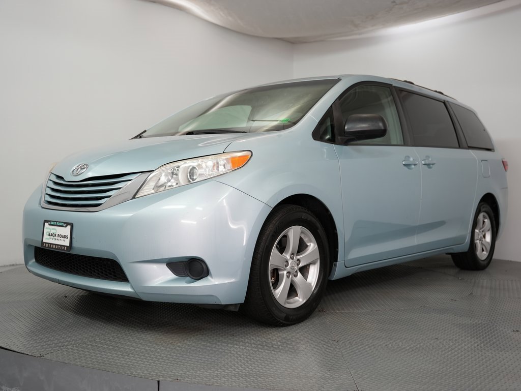 Used 2015 Toyota Sienna LE image 3